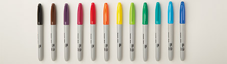 Marcadores permanentes Sharpie de varios colores dispuestos uno al lado del otro